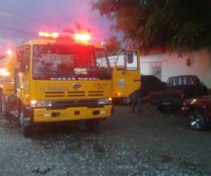 Miembros del Cuerpo de Bomberos llegaron para intentar apagar el siniestro. Foto: Cortesía Cuerpo de Bomberos.