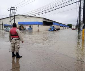 Calles inundadas en Puerto Cortés tras intensas lluvias