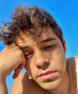 ¿Quién es Álex Hoyer, el cantante con el que cacharon a Danna Paola?