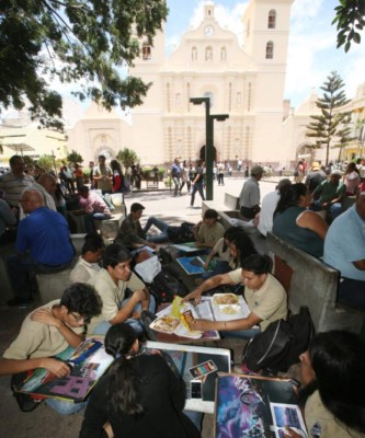 Alumnos de Bellas Artes realizan muestra de arte en la Plaza Central