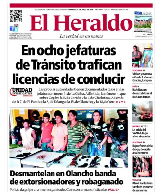 Una secretaria, delegada para firmar notas de pruebas de manejo