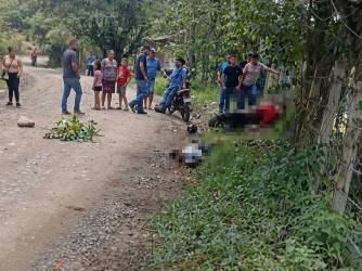 Los cuerpos de los dos jóvenes quedaron a la orilla de la calle.