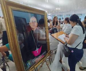 Feligreses de la iglesia católica velaron anoche y en la madrugada de este jueves los restos de monseñor Teodoro Gómez, quien fue obispo de la diócesis en Choluteca. Más fotografías a continuación.