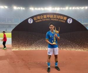 Elías Argueta, actual futbolista profesional y residente en Taiwán, llegó a ese país para aprender el idioma chino, pero debido a su talento para jugar al fútbol, le otorgaron una beca que le permitió cursar la carrera de administración de tecnología en 2011.