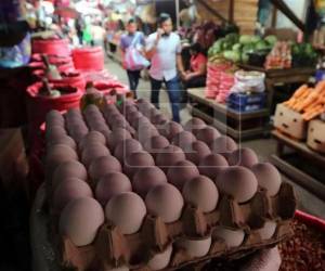 Señaló que los precios han subido entre 500 y 700 lempiras en lo que va del año, influenciados por factores internacionales como el conflicto en Medio Oriente, y advirtió que en Honduras los precios suben cuando el mercado global aumenta, pero rara vez bajan.