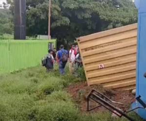 Una mujer murió al ser aplastada por un contenedor de rastra en San Pedro Sula; se investiga si hay otra víctima.