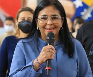 Delcy Eloína Rodríguez Gómez no es una figura emergente, ya que su carrera ha estado definida por sus sólidos vínculos familiares. Hija de un político de la izquierda venezolana, hermana del principal estratega del chavismo y pareja de un poderoso empresario, así se rodea su familia.