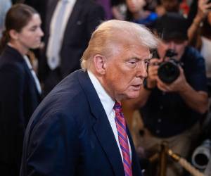 Donald Trump durante una declaración pública, advierte que Estados Unidos podría intervenir ante una represión violenta de protestas en Irán.