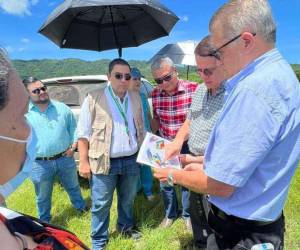 El ministro visitó el terreno donde se edificará el hospital.