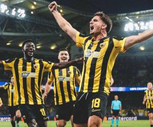 Razvan Marin tiene ganando al AEK con un golazo de tiro libre.