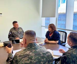 La ministra de Educación Arely Argueta se reunión con la comisión interventora del Instituto Nacional Penitenciario.