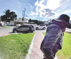 La cámara de una vivienda captó a los asaltantes cuando llegaron haciéndose pasar como repartidores de encomiendas. Foto de Héctor Moreno, presunto cabecilla de la banda El Mudo.