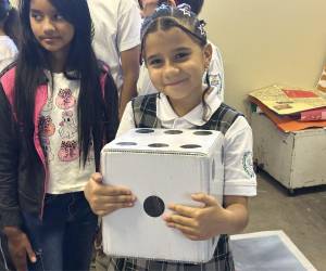 Dentro de la aula se vivió un ambiente enérgico de competencia infantil.