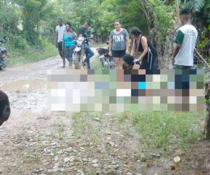 La víctima quedo tirada en el suelo, a unos metros de la motocicleta, que quedó encendida.