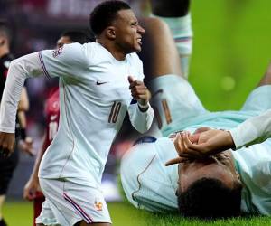 Kylian Mbappe salió lesionado en el partido ante Turquía.