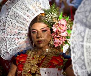 Los Muxes, conocidos también como el tercer género en México, son parte de una sociedad indígena de Juchitán, en la región del istmo de Tehuantepec, en Oaxaca. Pertenecen a la cultura zapoteca. Aquí te contamos más sobre ellos.