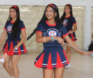 Tanto las palillonas como la banda llevan meses de preparación para representar a lo alto su instituto.