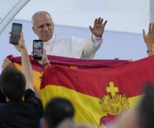 El papa León XVI denunció este martes un clima envenenado en las relaciones familiares y en particular de violencia contra las mujeres, que a menudo desembocan lamentablemente también en feminicidios y llamó a la sociedad a abordar esta realidad dramática, durante la vigilia celebrada en el Estadio Olímpico de Barcelona.