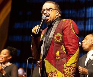 El ícono del gospel Richard Smallwood, ocho veces nominado al Grammy y autor de “Total Praise”, murió a los 77 años tras años de problemas de salud, informó su representante.