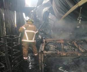 El incendio habría comenzado en el taller de fabricación de muebles de metal, todavía no se sabe qué pudo haberlo iniciado.