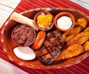 La parrillada puede acompañarse con tajadas de plátano frito, arroz blanco, frijoles fritos, aguacate, cuajada, queso, mantequilla y tortillas de maíz.