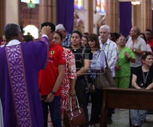 Desde tempranas horas de este miércoles 18 de febrero, la Basílica de Suyapa y otros templos de la capital, abrieron sus puertas a todos los fieles que deseaban recibir la imposición de ceniza en la frente, un rito que marca el inicio oficial de la Cuaresma en Honduras.