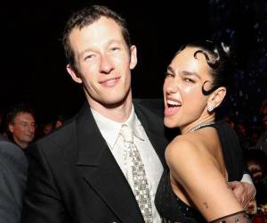 La cantante británica Dua Lipa y el actor Callum Turner han sido posicionados como posibles figuras centrales en la nueva entrega de la franquicia cinematográfica de James Bond, según recientes datos del sitio de apuestas William Hill.