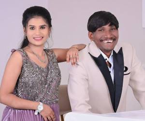 Suraj Chavan, conocido como el hombre más guapo de la India, o el Justin Bieber local, sorprendió a sus seguidores al anunciar su matrimonio, con su amiga de la infancia Sanjana Gophane, en una ceremonia que fue tendencia en redes sociales.