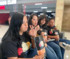 Jóvenes participan en la elaboración de las palomitas gourmet Pop 21, un emprendimiento que promueve la inclusión laboral y demuestra sus capacidades en procesos productivos.