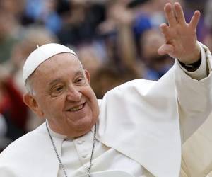 Según explica, la figura de Francisco es hoy parte de la vida del barrio, como si fuera un vecino más: una apropiación popular de la figura del papa argentino.