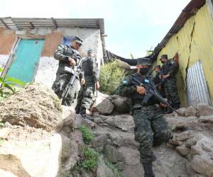 Agentes policiales y militares realizan operativos en el sector 2 de la colonia Villa Nueva, donde unas 20 familias fueron desalojadas por miembros de maras y pandillas.