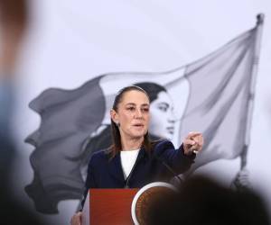 La presidenta de México, Claudia Sheinbaum, reacciona durante una rueda de prensa este lunes, en el Palacio Nacional de Ciudad de México (México).