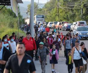 El paro vehicular en la carretera al sur continúa a horas del mediodía. Varias personas se movilizaron a pie a sus trabajos.