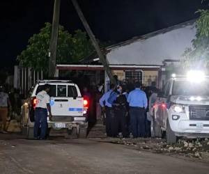 Elementos de la Policía Nacional llegaron a la escena del crimen para iniciar las investigaciones.