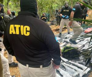 La Agencia Técnica de Investigación Criminal (ATIC) realizó un operativo en una zona montañosa en Omoa, Cortés, donde decomisó drogas y armas que pertenecerían a la Mara Salvatrucha (MS-13).