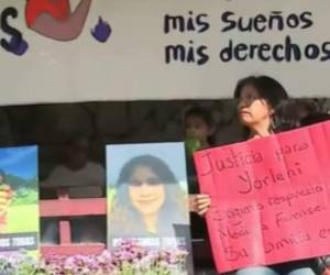 La angustia y la incertidumbre continúan golpeando a la familia de Yorleni Alas. A más de un mes de su desaparición, sus seres queridos volvieron a alzar la voz este lunes 22 de junio para exigir a Medicina Forense resultados que permitan confirmar si un cuerpo calcinado encontrado en Puerto Cortés el pasado 14 de mayo corresponde a la joven.