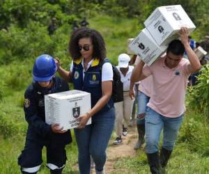 Cajas de alimentos, pañales y artículos de aseo son algunas de las ayudas que cientos de voluntarios reunieron este miércoles en el estadio Nemesio Camacho El Campín de Bogotá, convertido en uno de los centros de acopio habilitados para apoyar a las regiones afectadas por el terremoto de magnitud 7,4 que sacudió el lunes a Colombia.