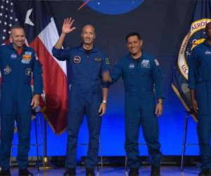 Astronautas designados por la NASA para la misión Artemis III durante el anuncio oficial en el Centro Espacial Johnson.