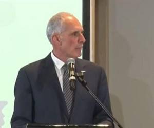 El gobernante también anunció la postergación del proceso de licitación energética de 1,500 megavatios, con el objetivo de definir bases más claras.