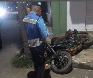 Las motocicletas quedaron a un lado de la calle, cerca de un poste del tendido eléctrico en el barrio La Mora.