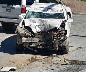 Testigos denunciaron que el taxista pretendía darse a la fuga, sin embargo, fue retenido hasta la llegada de los agentes de tránsito. La parte frontal del vehículo quedó totalmente destruido.