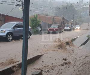 Honduras estará bajo la influencia de una vaguada en superficie y en altura este domingo 18 de octubre, fenómeno que dejará abundante nubosidad, lluvias y chubascos débiles a moderados en la mayor parte del territorio nacional, acompañados de actividad eléctrica. ¿En qué zonas habrá mayores acumulados?