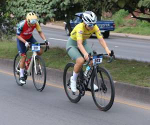 En medio de dolor, pasión y el objetivo de ayudar, Karen Amaya, bicampeona de la Vuelta Ciclística El HERALDO completó los 96 kilómetros de la categoría élite femenina.