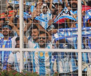 Desde un día antes del arribo de Messi, miles se apostaron en el estadio, aeropuerto y hotel donde se encuentra Messi.