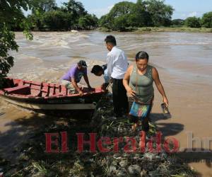 Doña Xiomara Godínez cruzó el río para ir a buscar víveres.