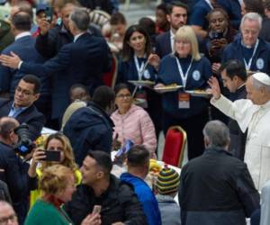 El Aula Pablo VI, donde los papas celebran sus grandes actos con los fieles en caso de clima adverso en la plaza, se convirtió en un enorme comedor con música en directo y repleto de mesas.