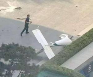 Imágenes difundidas en plataformas internacionales muestran daños en la fachada del edificio y restos de la aeronave.