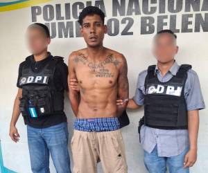Brayan Enrique Oliva Moradel, al ser arrestado por la Policía Nacional (PN), en la colonia 3 de Mayo.