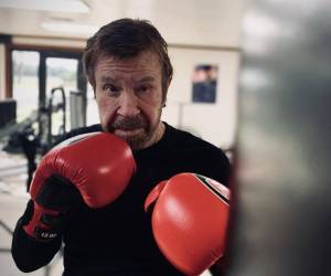 El mundo amaneció el viernes 20 de marzo con la noticia de la muerte de Chuck Norris, el hombre que durante décadas encarnó la resistencia física y la fortaleza indestructible, y que el pasado jueves 19 partió de este mundo, rodeado de su familia, en Hawái.
