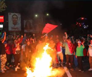 Militantes del Partido Libertad y Refundación (Libre) salieron a protestar desde la noche del martes. La Misión de la OEA llamó a todos los actores políticos a mantener la calma.